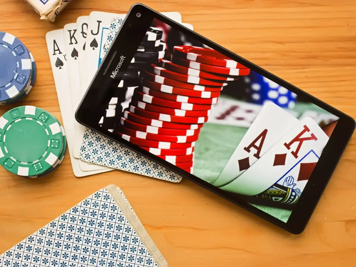 Sự khác biệt giữ game bài Xì Tố và Poker tại Go88